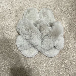 Chunky criss cross fur slippers. Size 7-8